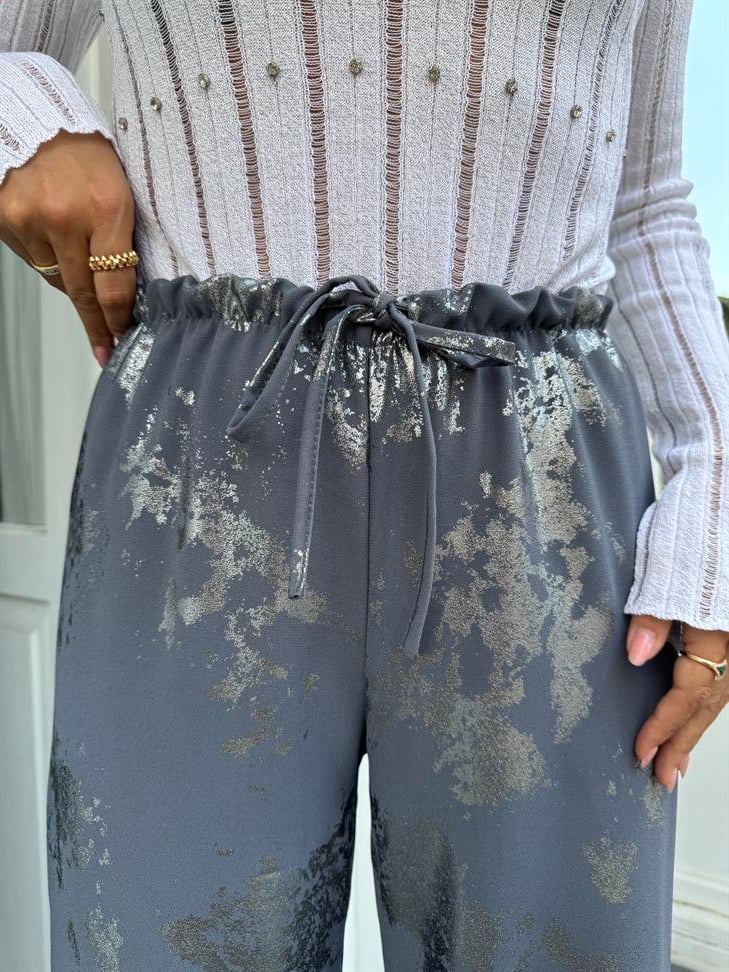 Gri Parlak Desenli Pantolon