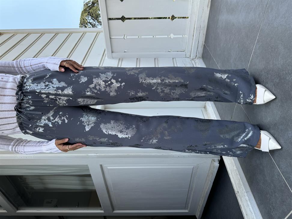 Gri Parlak Desenli Pantolon