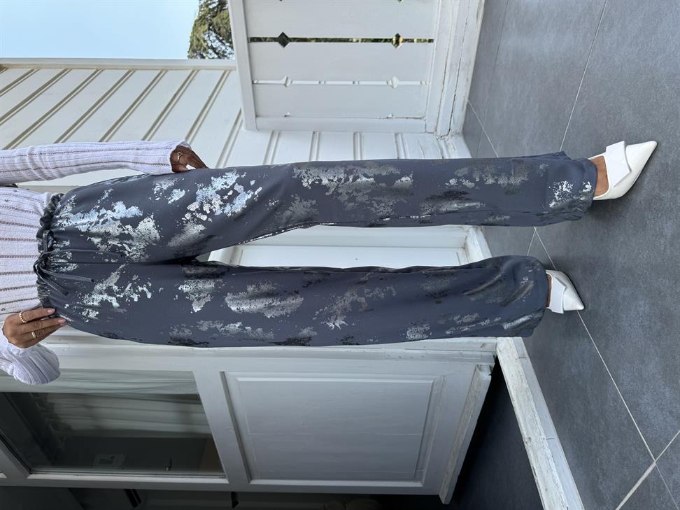 Gri Parlak Desenli Pantolon