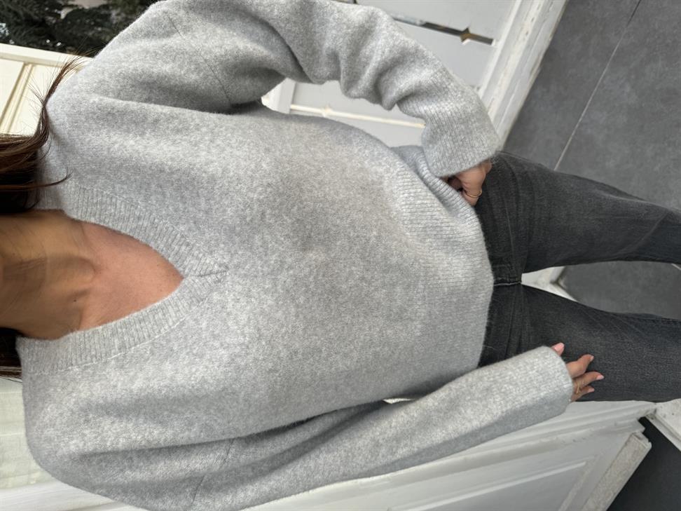 Gri V Yaka Yumuşak Dokulu Triko Kazak