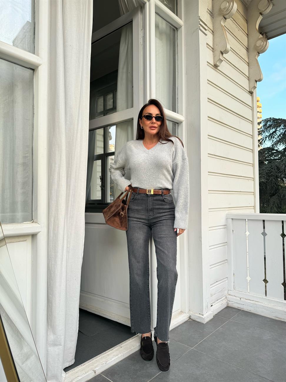 Gri V Yaka Yumuşak Dokulu Triko Kazak