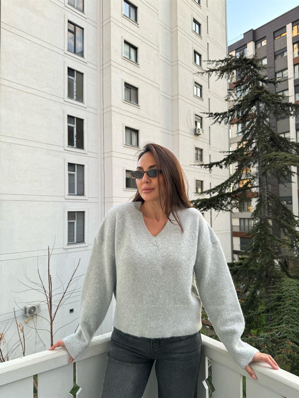 Gri V Yaka Yumuşak Dokulu Triko Kazak