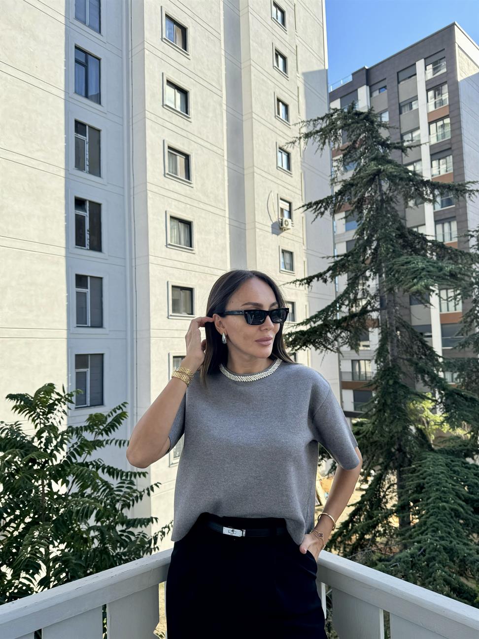 Gri Yaka Taş İşlemeli Yumuşak Doku Triko