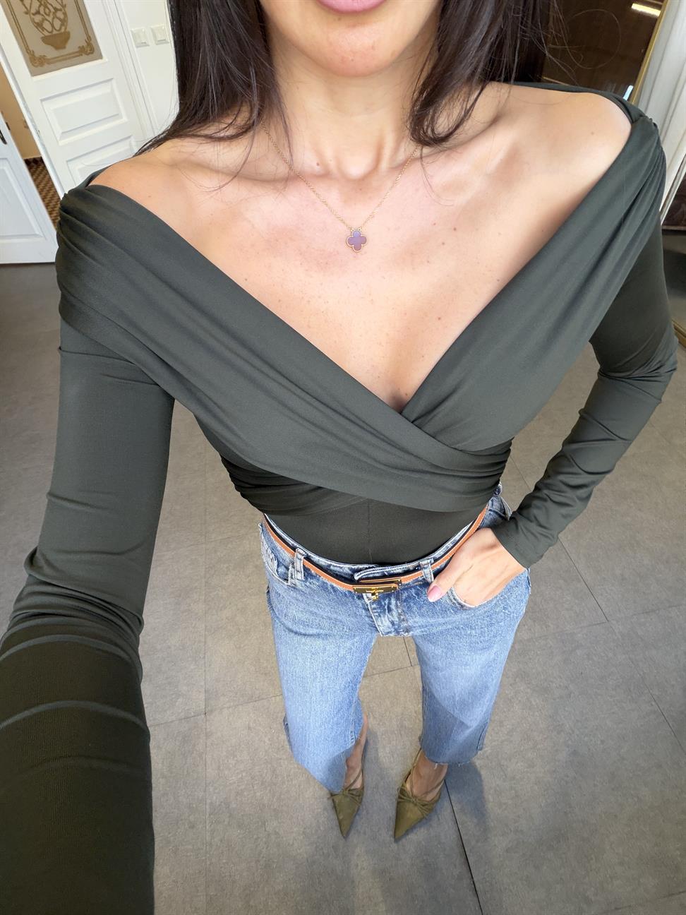 Haki Drapeli Omzu Açık Bodysuit