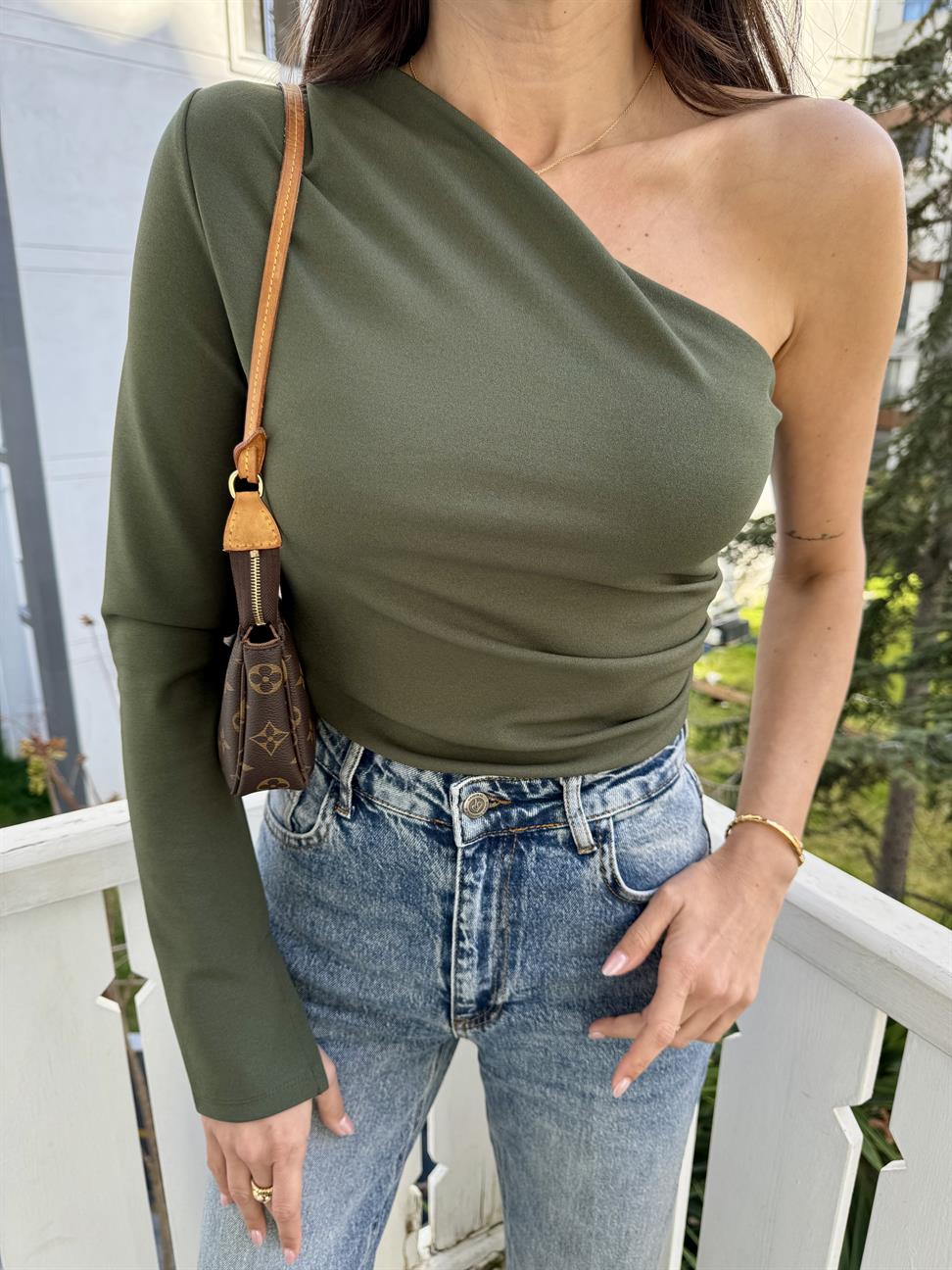 Haki Tek Kol Yandan Drapeli Bluz