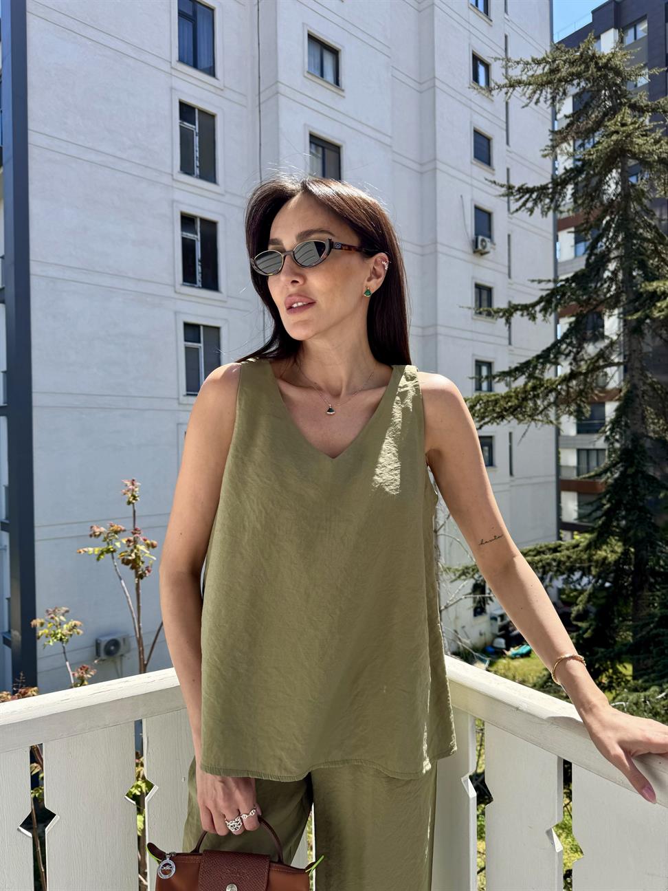 Haki V Yakalı Kolsuz Bluz Pantolon Takım