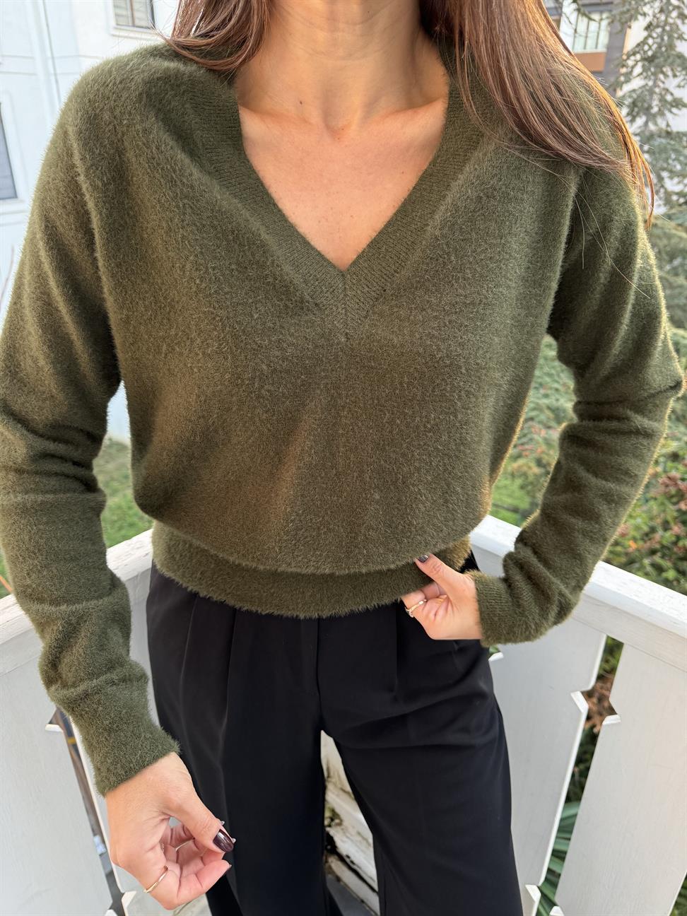 Haki V Yakalı Yumoş Kazak