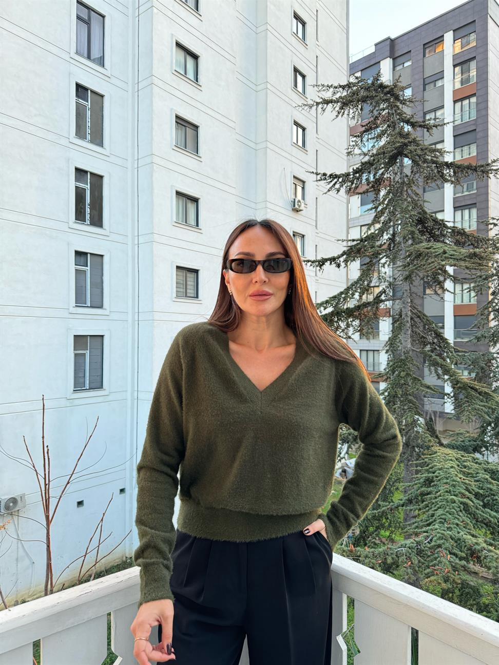 Haki V Yakalı Yumoş Kazak