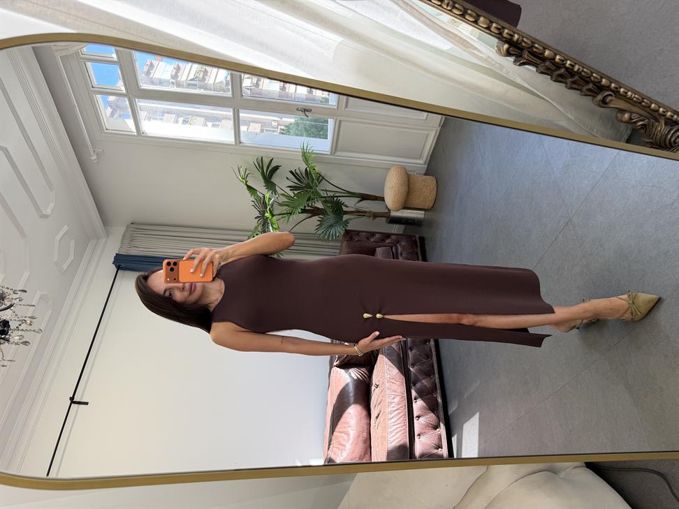 Kahve Aksesuar Detaylı Yırtmaçlı Triko Elbise