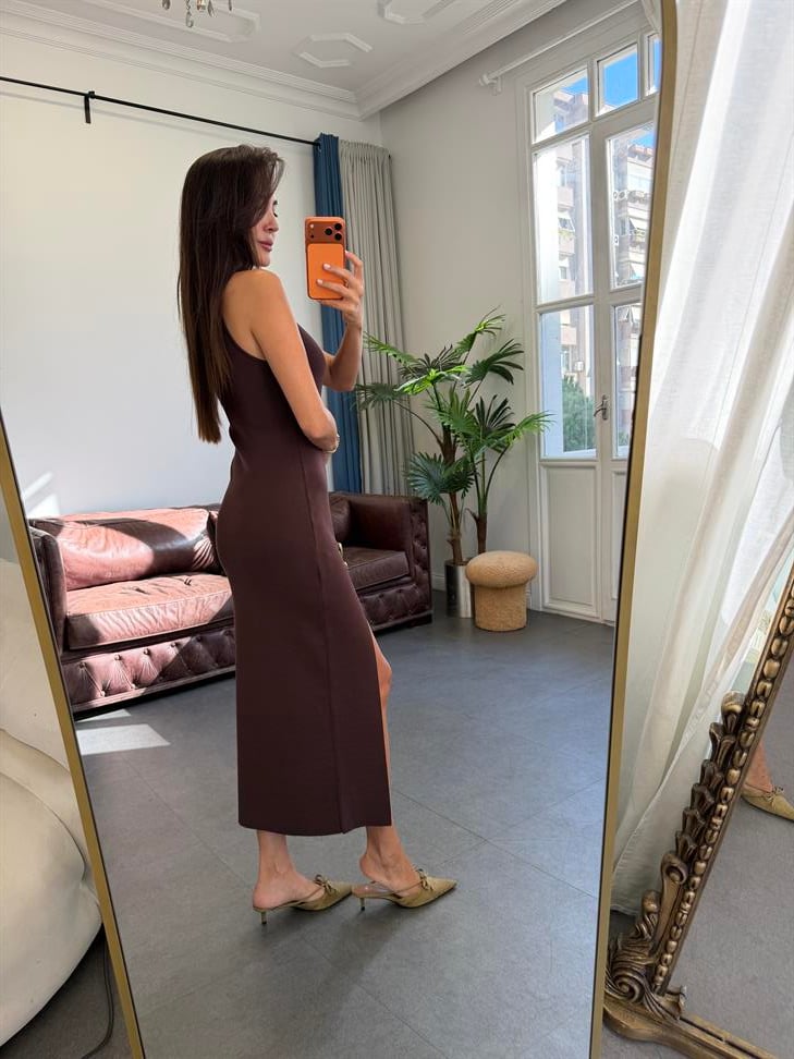 Kahve Aksesuar Detaylı Yırtmaçlı Triko Elbise