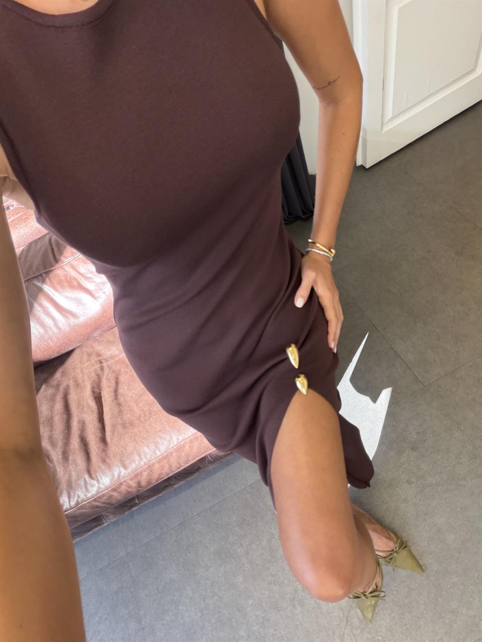 Kahve Aksesuar Detaylı Yırtmaçlı Triko Elbise