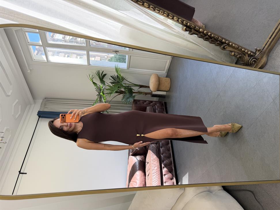 Kahve Aksesuar Detaylı Yırtmaçlı Triko Elbise