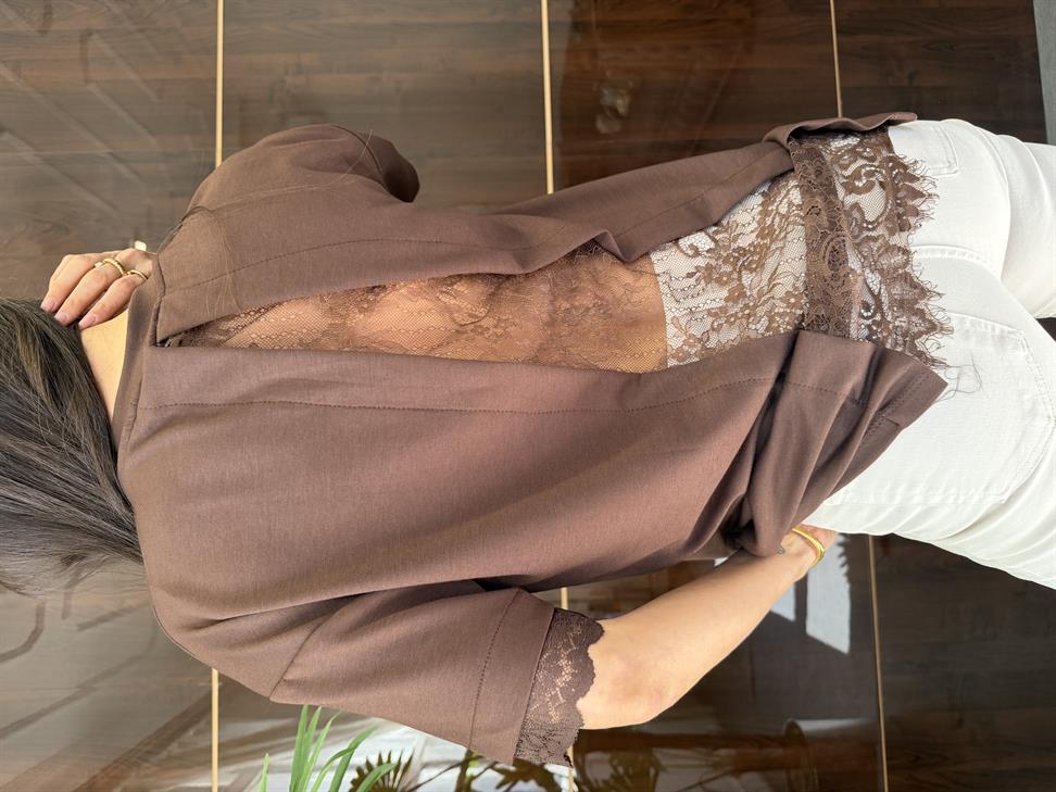 Kahve Dantel Tasarımlı Tişört