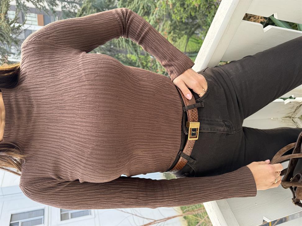 Kahve Dik Yaka İnce Dokulu Triko Kazak