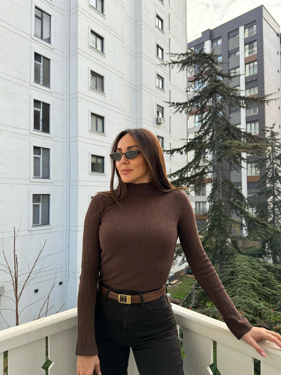 Kahve Dik Yaka İnce Dokulu Triko Kazak