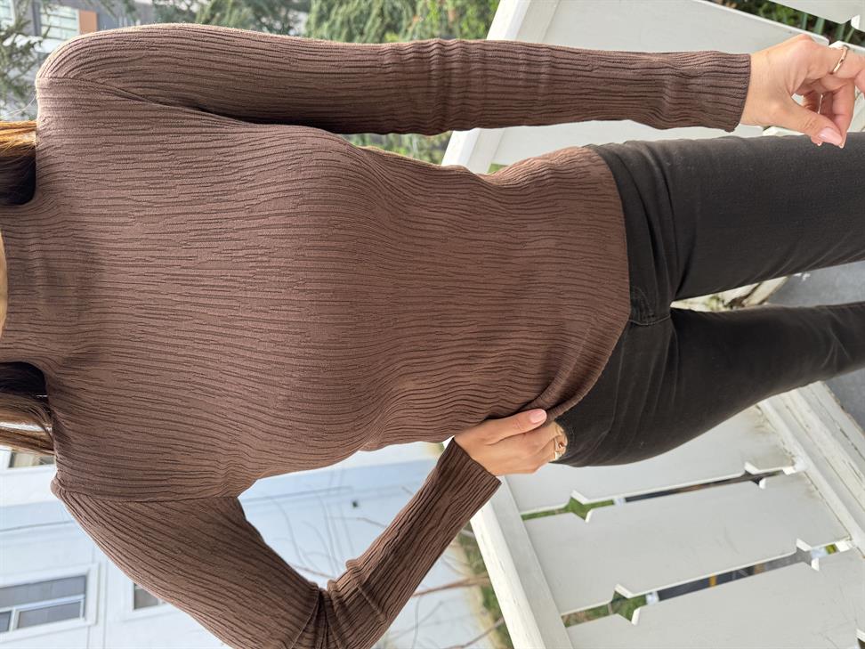 Kahve Dik Yaka İnce Dokulu Triko Kazak