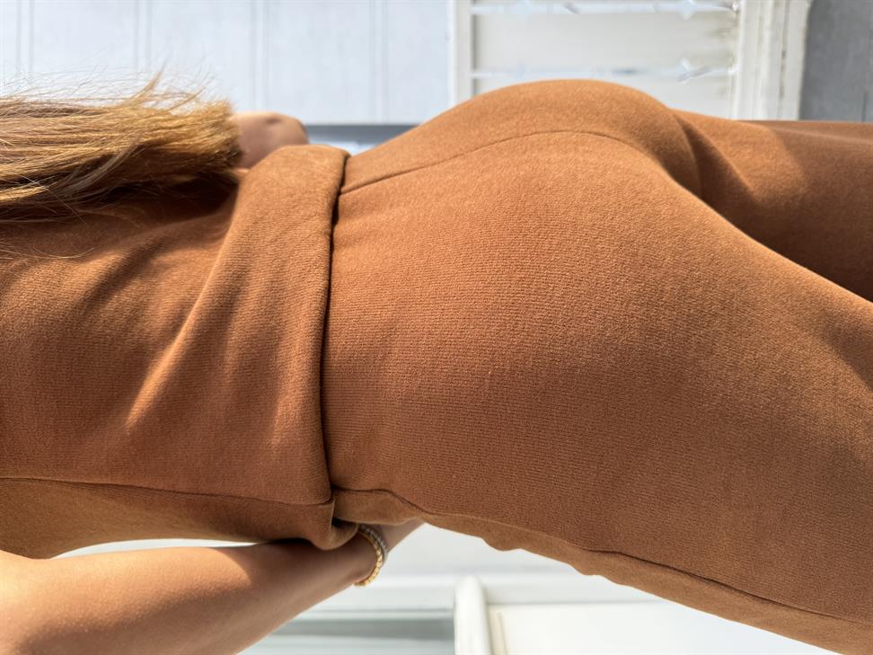 Kahve Dik Yaka Kolsuz Triko ve Pantolon Takım