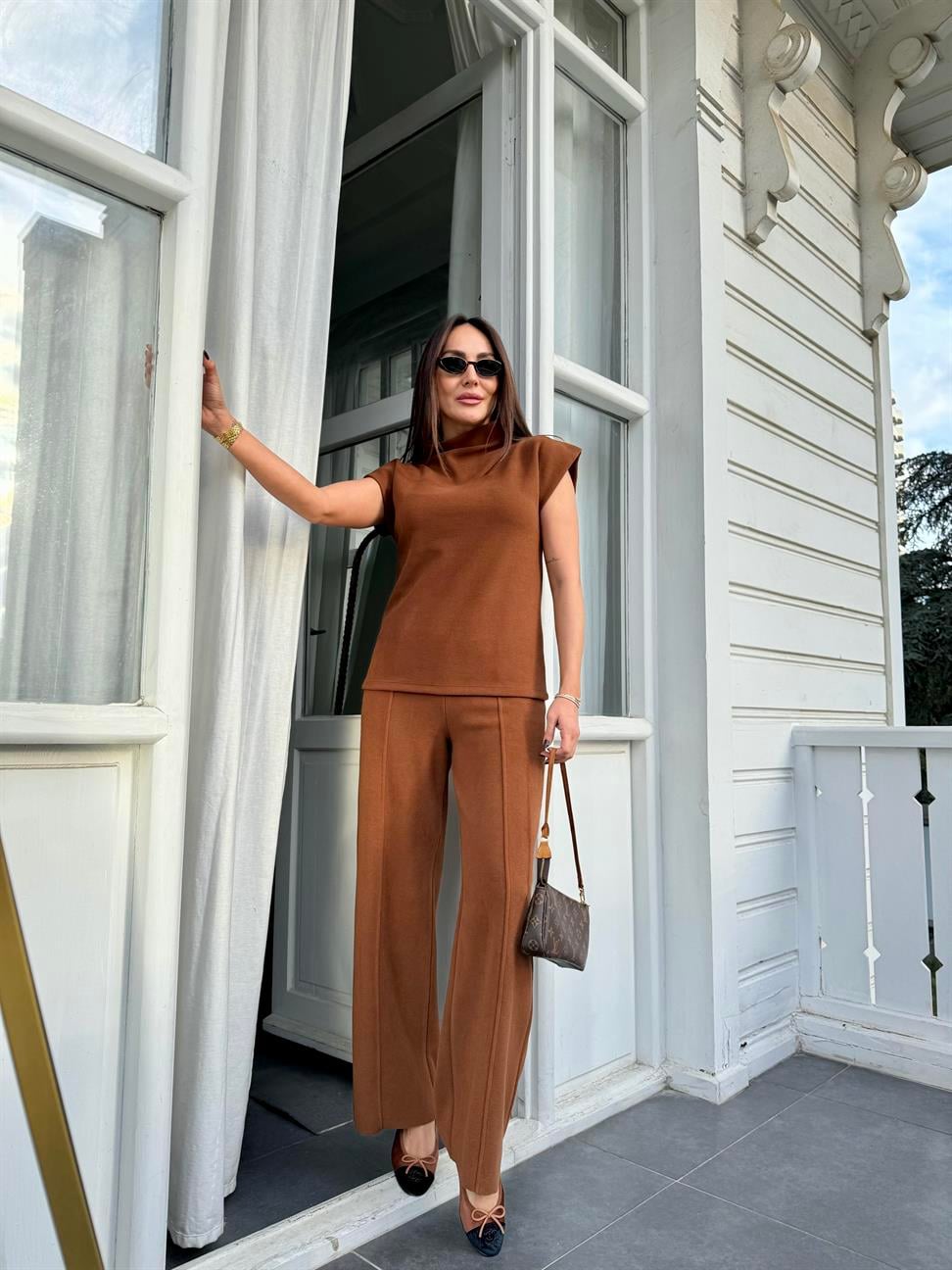 Kahve Dik Yaka Kolsuz Triko ve Pantolon Takım