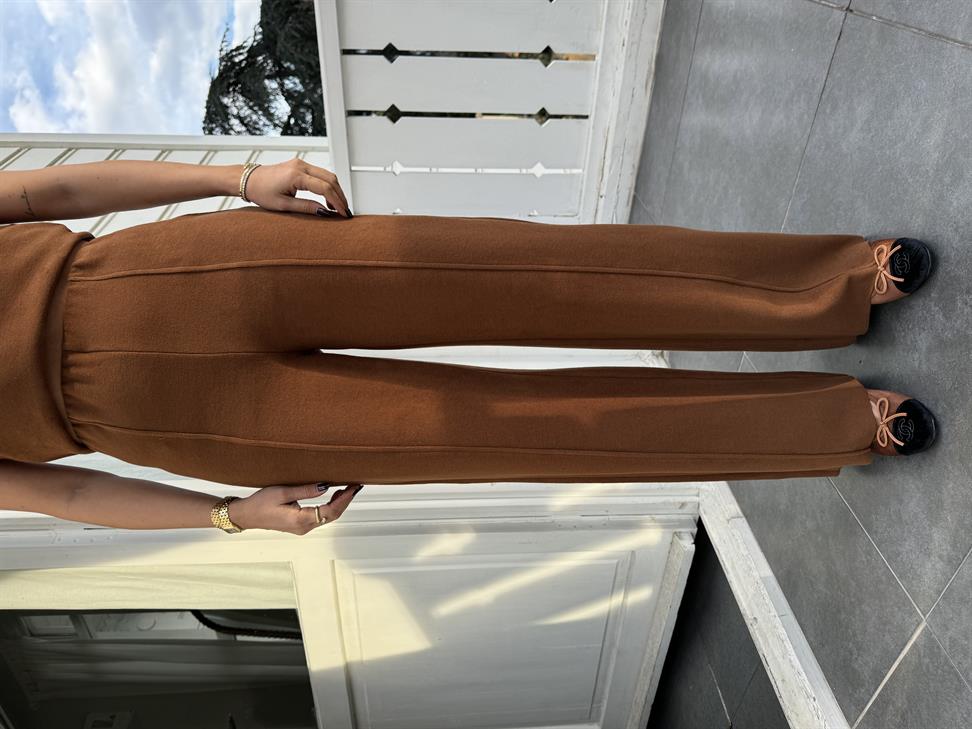 Kahve Dik Yaka Kolsuz Triko ve Pantolon Takım