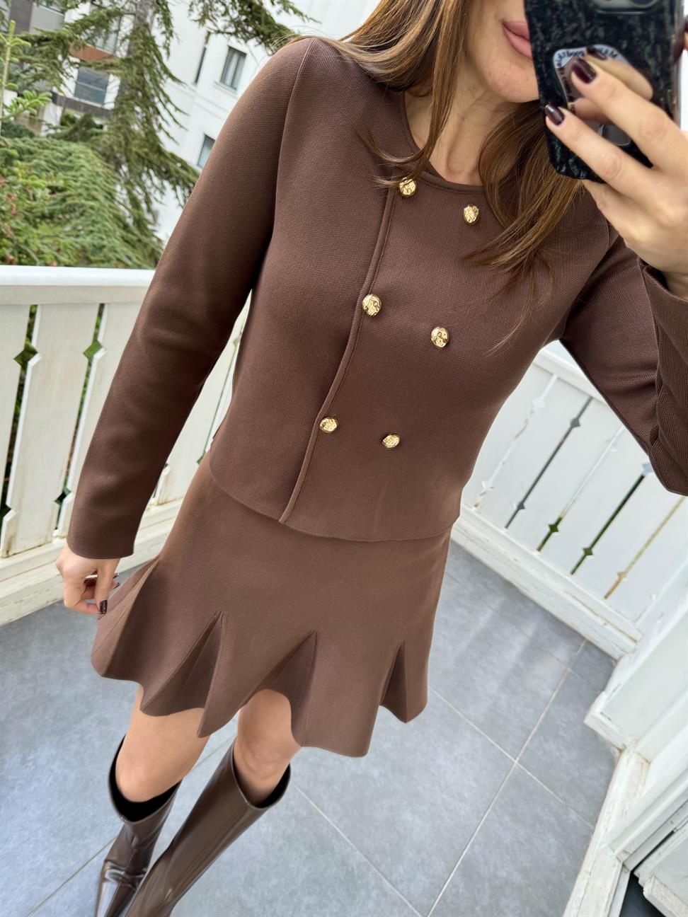 Kahve Gold Düğmeli Hırka ve Kalın Pileli Etek Takım