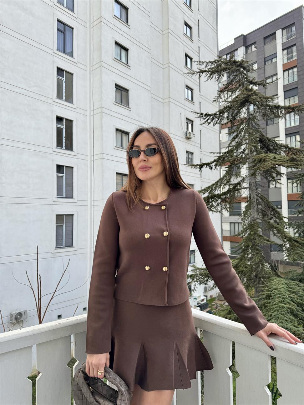 Kahve Gold Düğmeli Hırka ve Kalın Pileli Etek Takım
