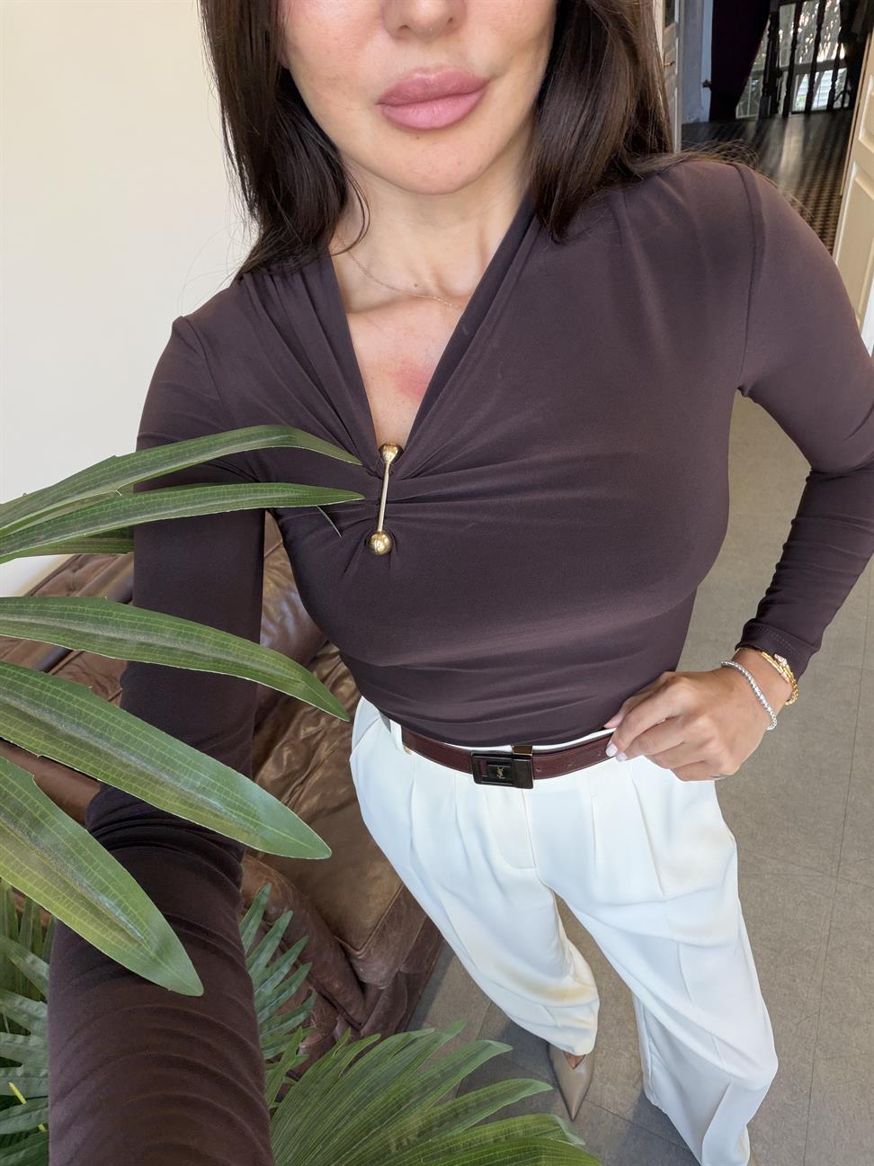 Kahve İğne Aksesuarlı Bluz