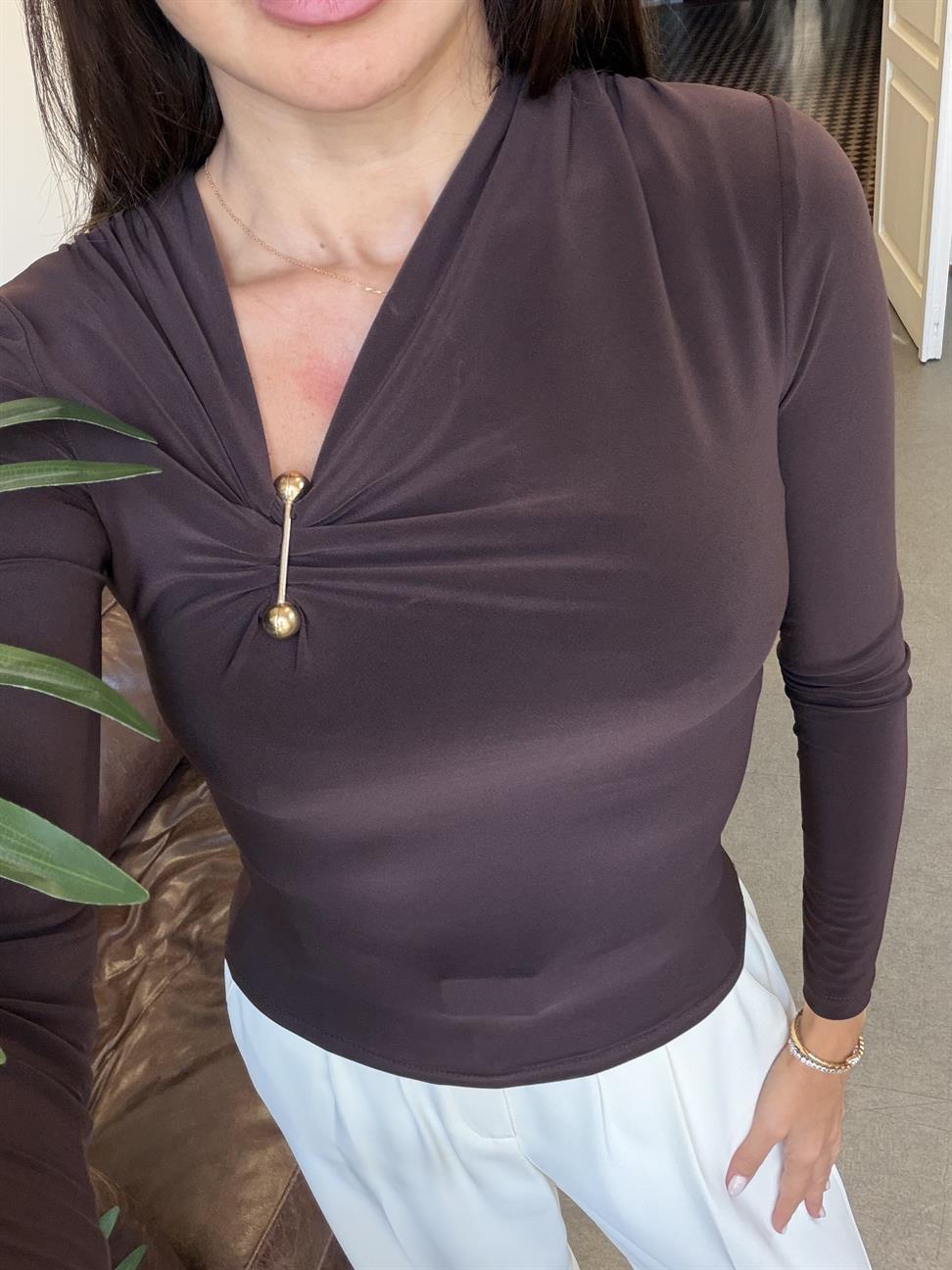 Kahve İğne Aksesuarlı Bluz