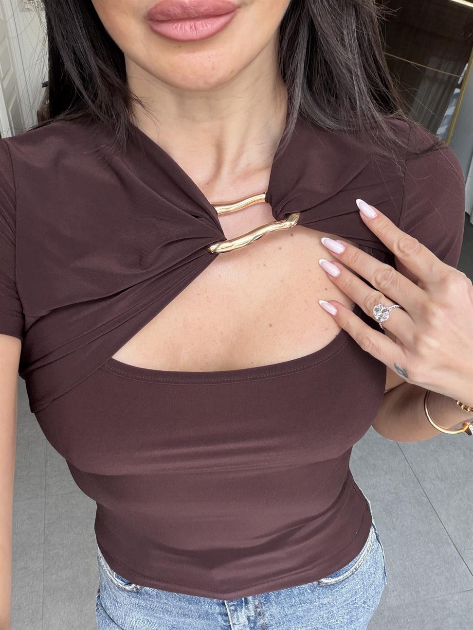 Kahve Kısa Kollu Toka Detaylı Bluz