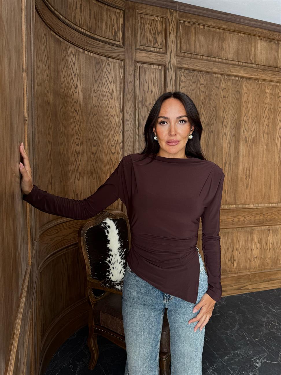 Kahve Omzu Vatkalı ve Piliseli Bluz