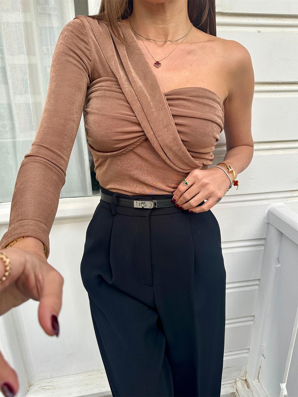 Kahve Tek Kol Drapeli Bluz