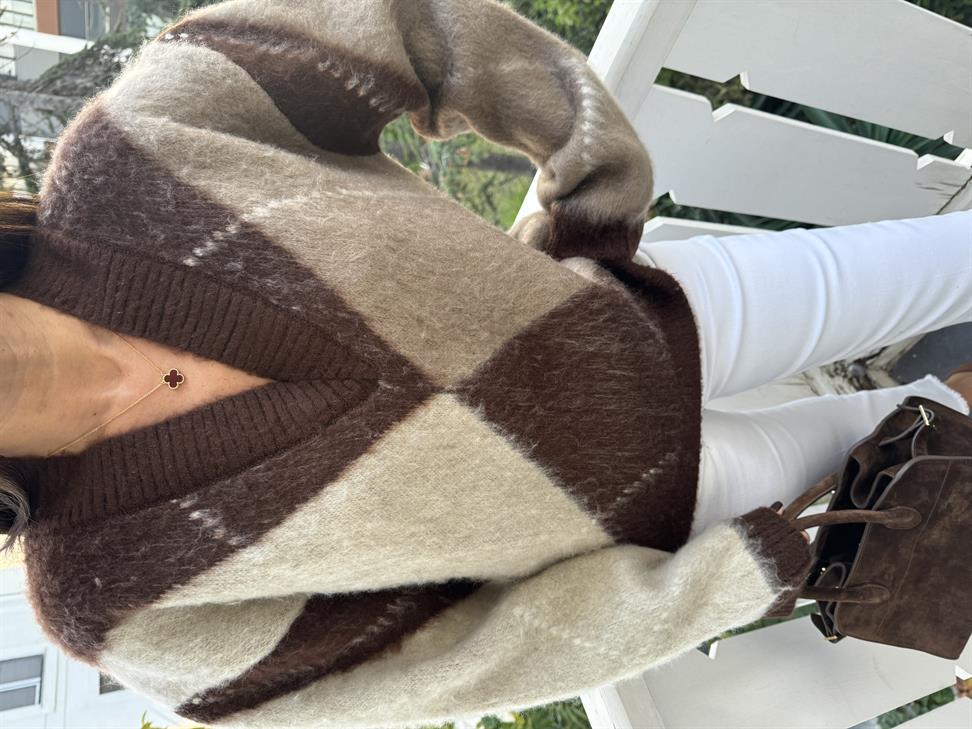 Kahve V Yaka Baklava Desen Kazak