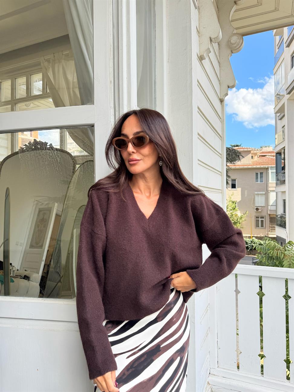 Kahve V Yaka Yumuşak Dokulu Triko Kazak