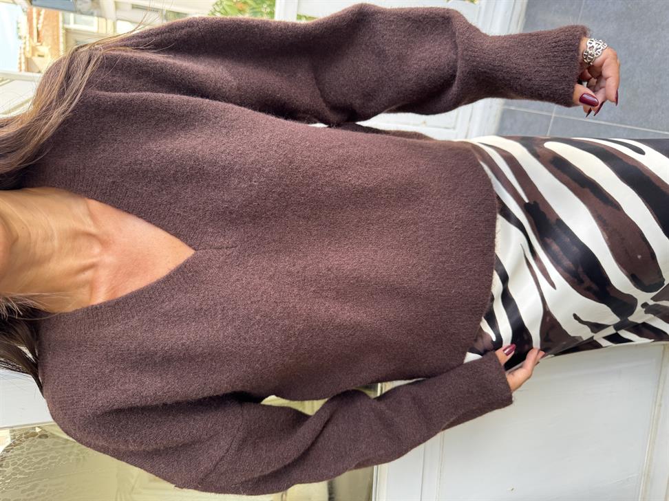 Kahve V Yaka Yumuşak Dokulu Triko Kazak