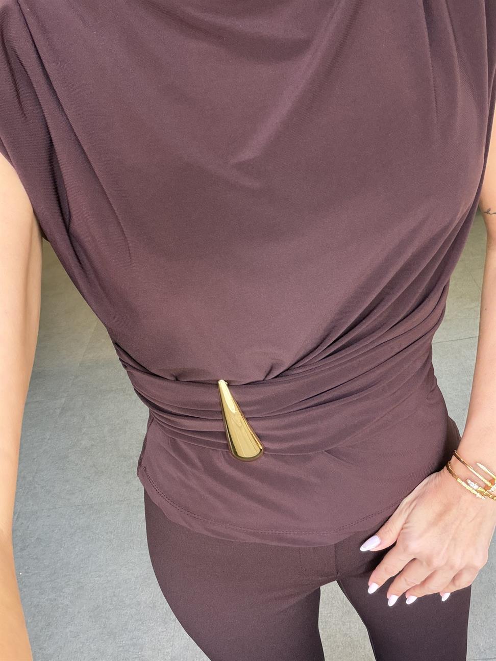 Kahve Yandan Tokalı Bluz