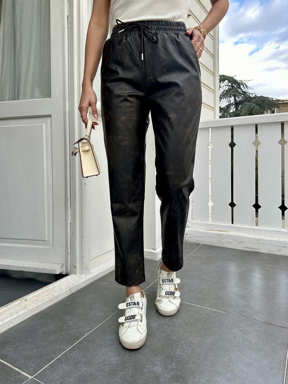 Kahve Yıkama Desenli Deri Pantolon