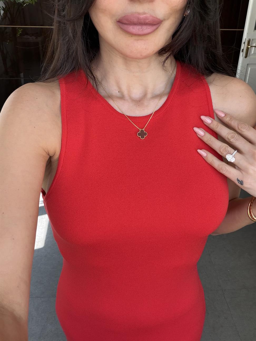 Kırmızı Aksesuar Detaylı Yırtmaçlı Triko Elbise