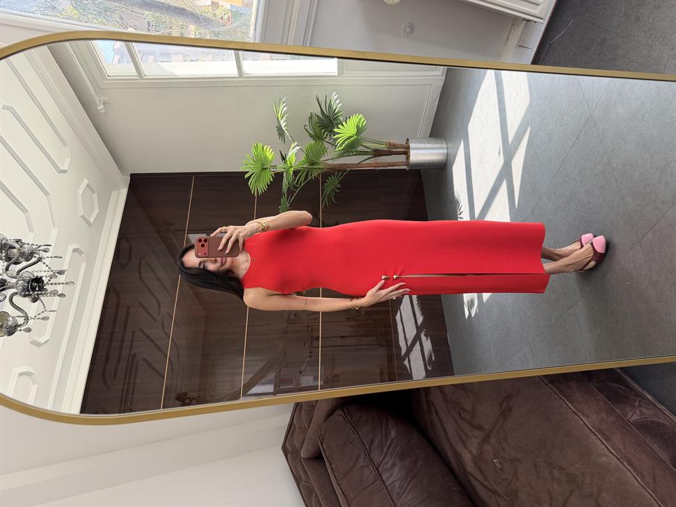 Kırmızı Aksesuar Detaylı Yırtmaçlı Triko Elbise