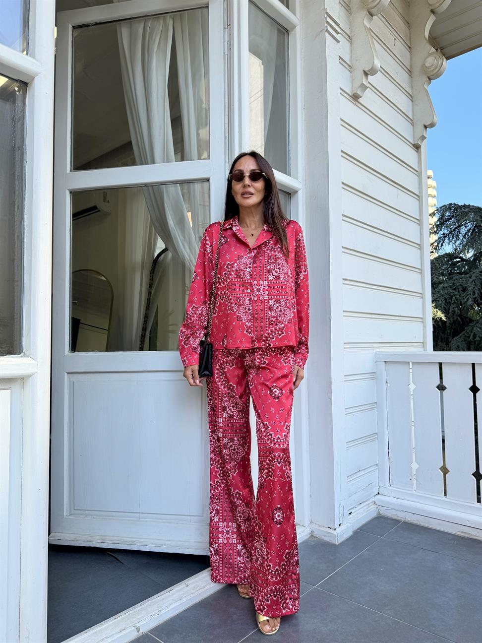 Kırmızı Chester Pantolonlu Takım