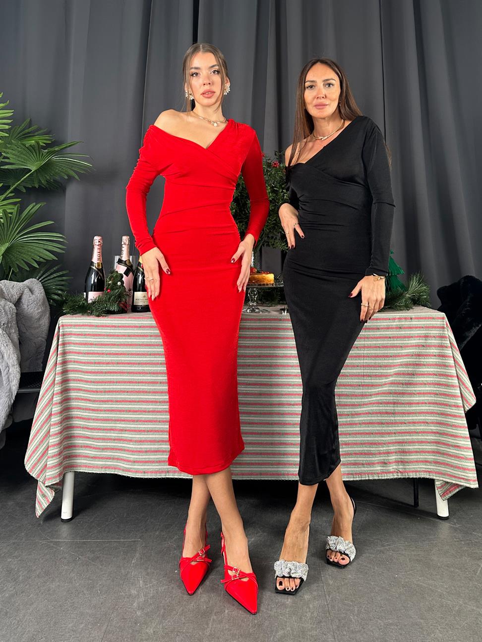 Kırmızı Madonna Yaka Omzu Pileli Elbise