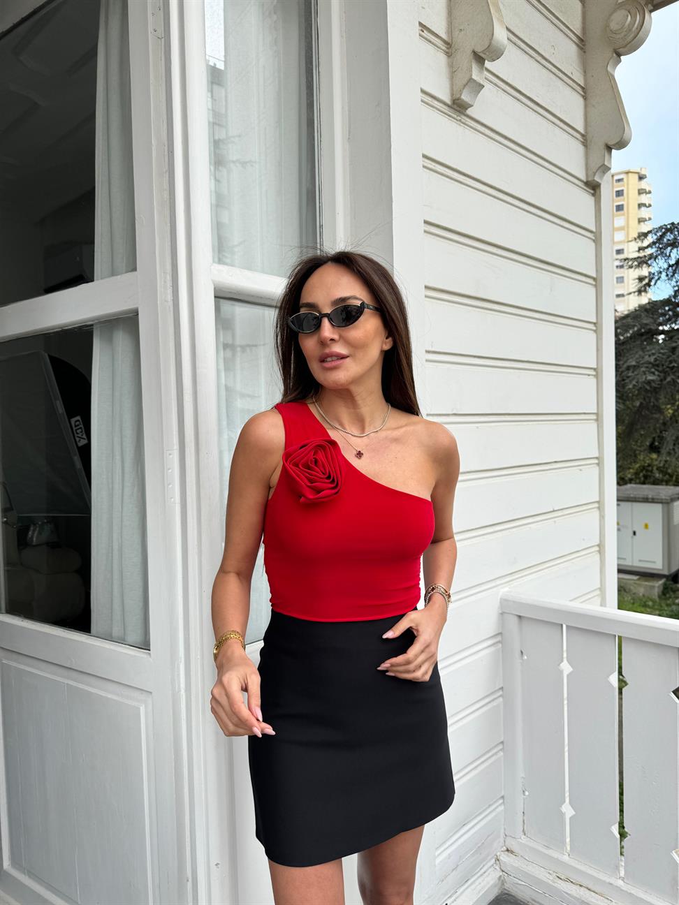 Kırmızı Kolsuz Gül Detay Bluz