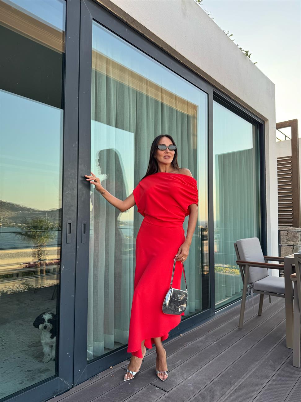 Kırmızı Omuz Dökümlü Elbise
