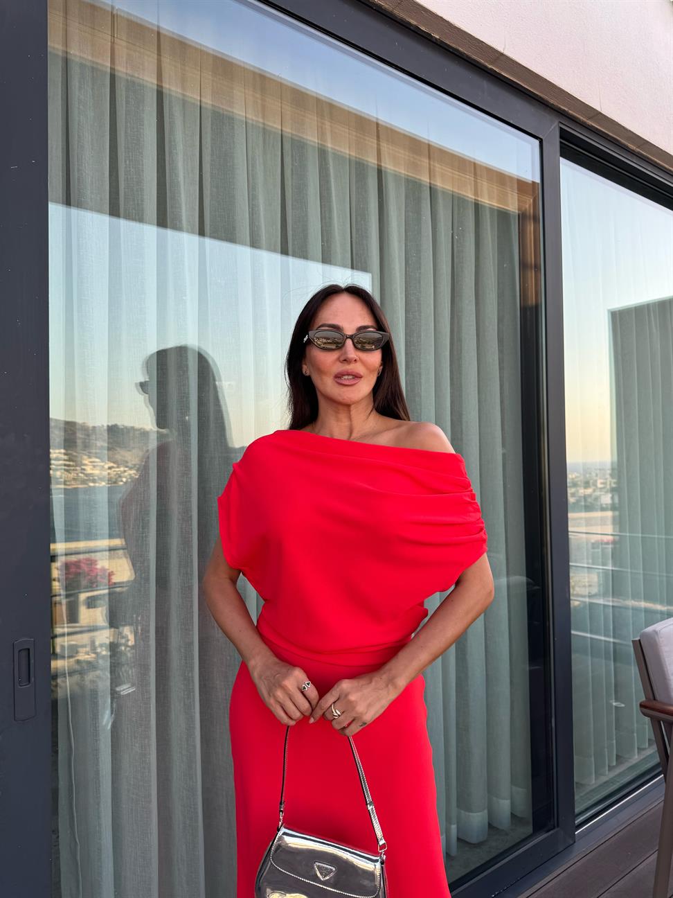 Kırmızı Omuz Dökümlü Elbise