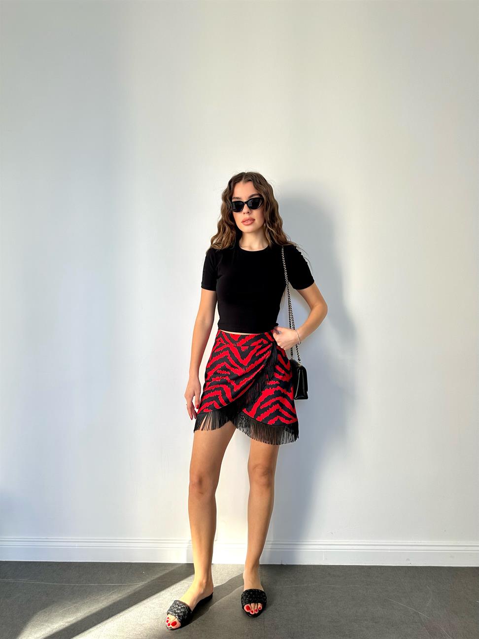 Kırmızı Püsküllü Mini Etek