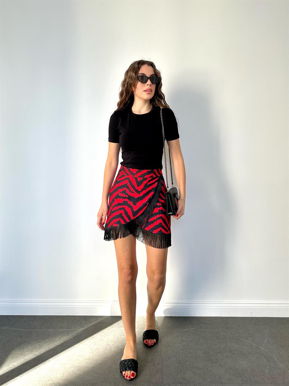 Kırmızı Püsküllü Mini Etek