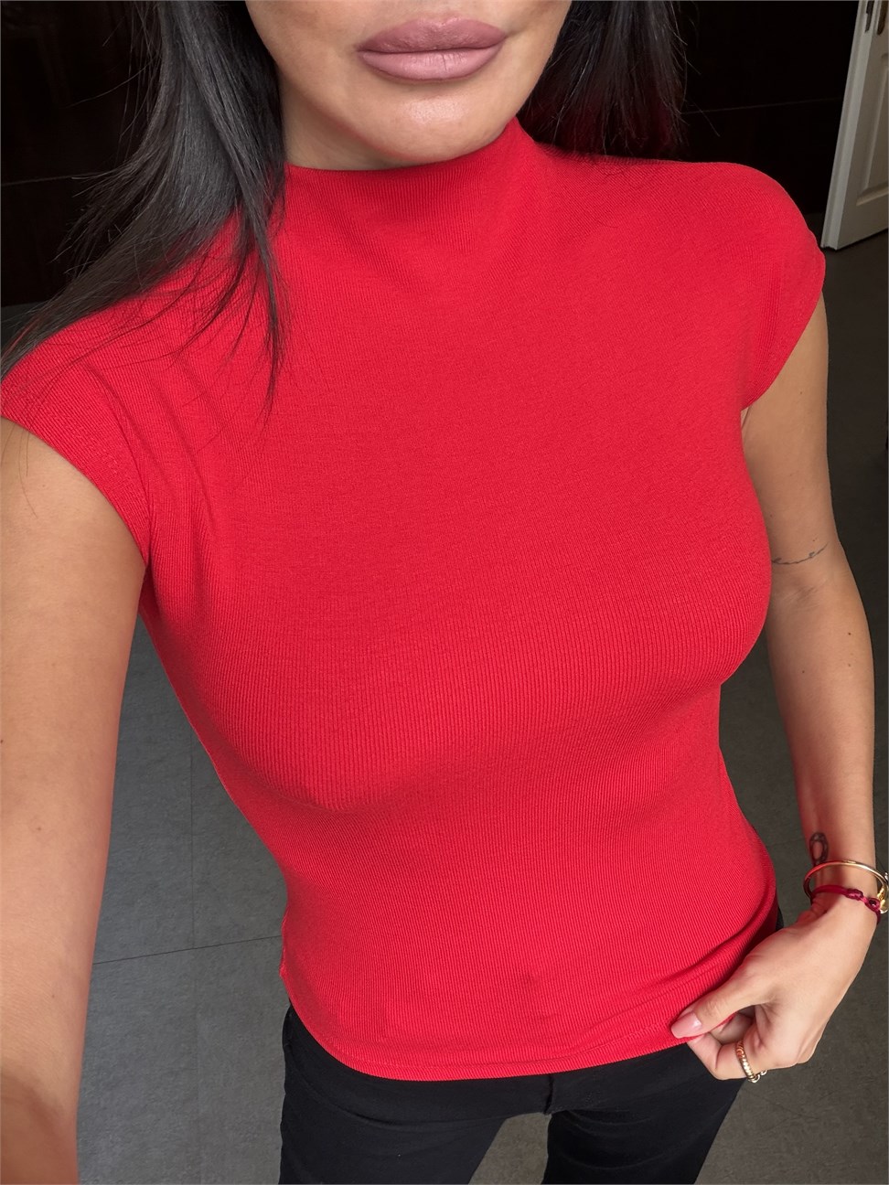Kırmızı Ribanalı Boğazlı Bluz