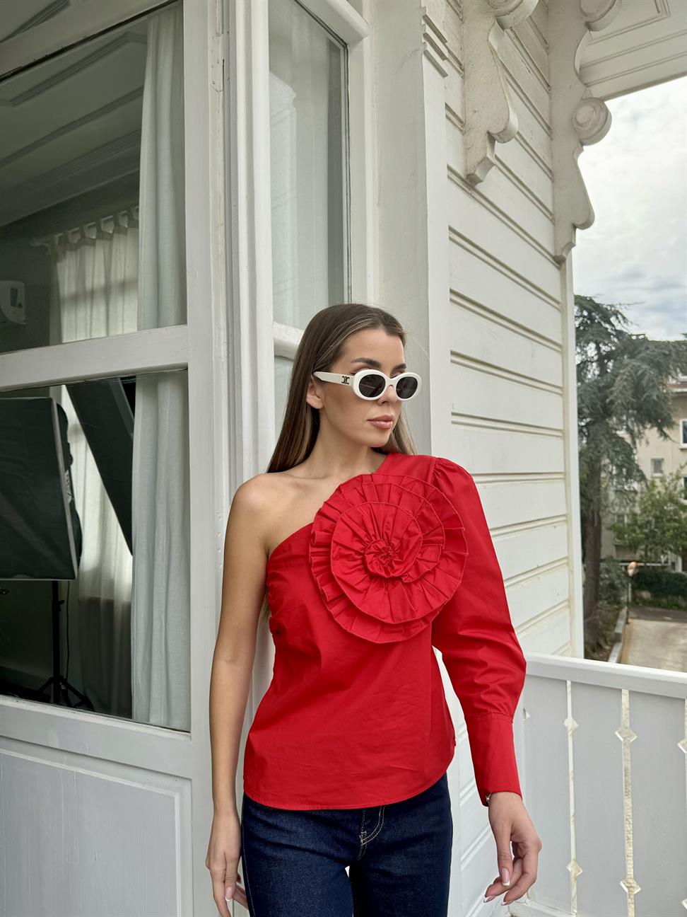 Kırmızı Tasarım Gül Detay Tek Kol Bluz