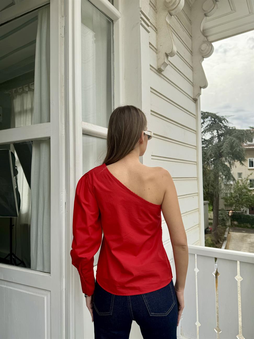 Kırmızı Tasarım Gül Detay Tek Kol Bluz