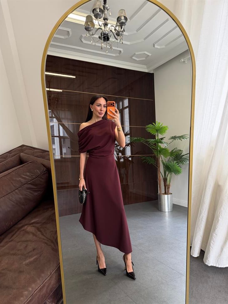 Koyu Bordo Omzu Dökümlü Elbise