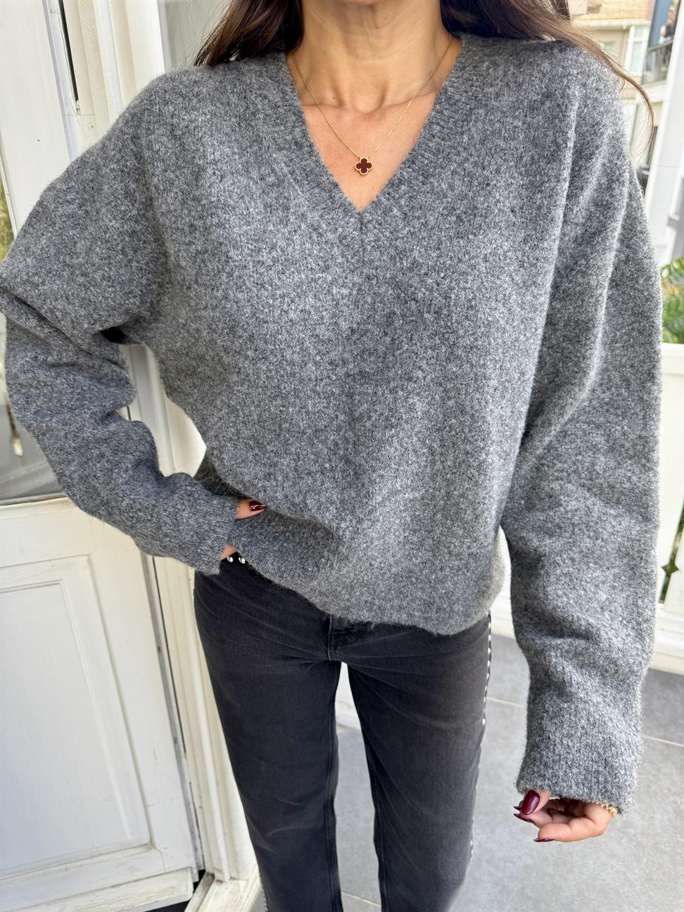 Koyu Füme Melanj V Yaka Yumuşak Dokulu Triko Kazak
