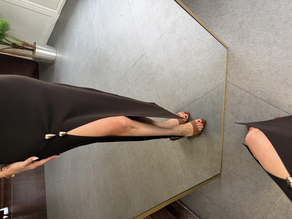 Koyu Kahve Aksesuar Detaylı Yırtmaçlı Triko Elbise